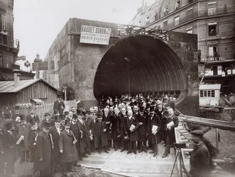 Délégation anglaise visitant Paris pendant la construction du métro, vers 1905